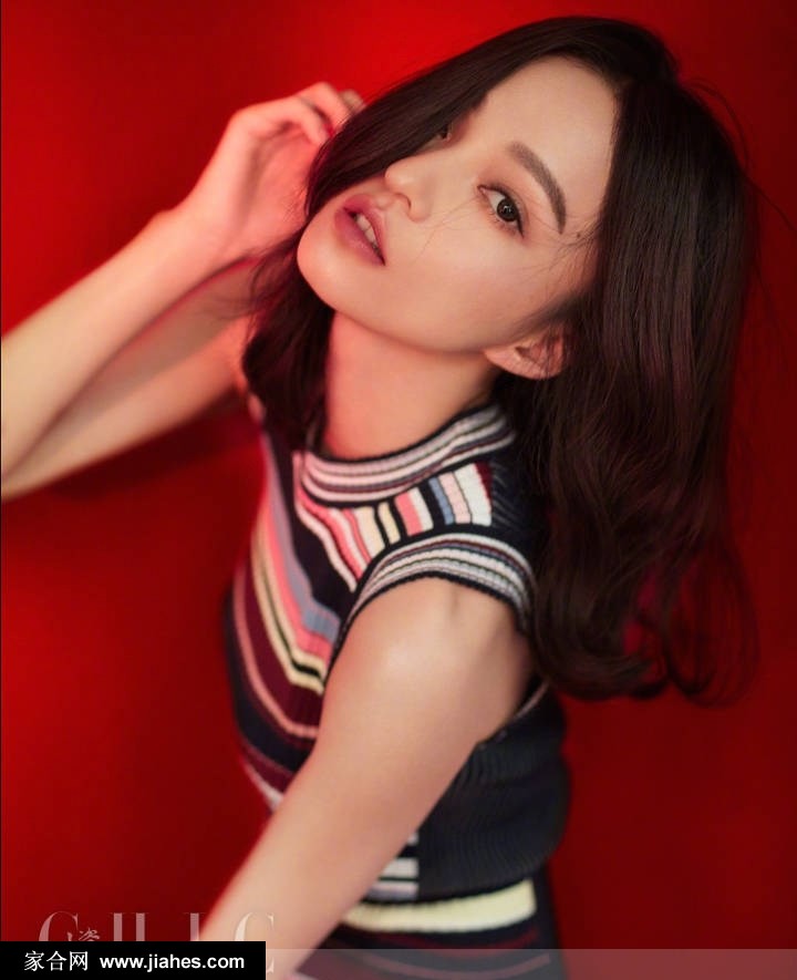 张韶涵身处暗红光影撩纱蒙面诱惑十足写真图片[3]