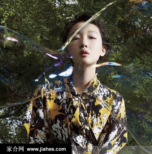 周冬雨搞怪表情百变造型鬼马精灵杂志写真图片[4]