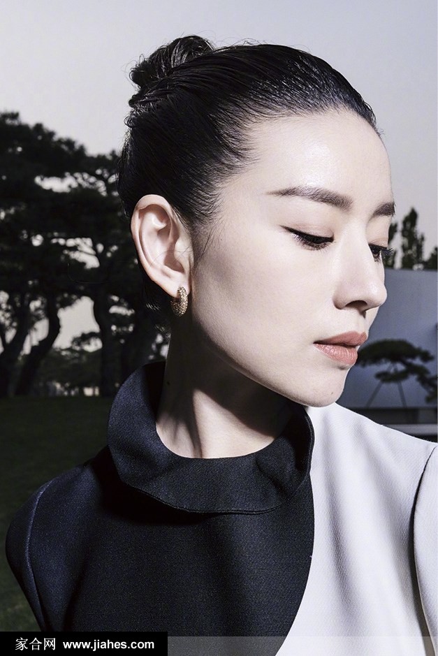 董洁精致妆容凌厉眼神屹立松林间时尚写真图片[4]