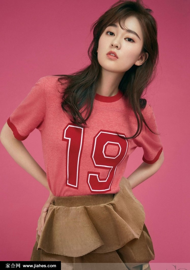 乔欣清透妆容粉嫩造型蓬松长发少女系夏日写真图片[3]