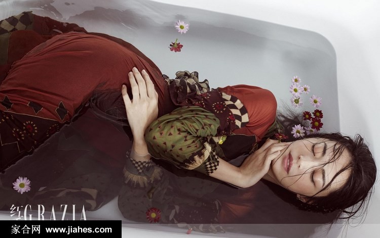 姚晨身着印花长裙湿身躺浴缸化身出水芙蓉写真图片[4]