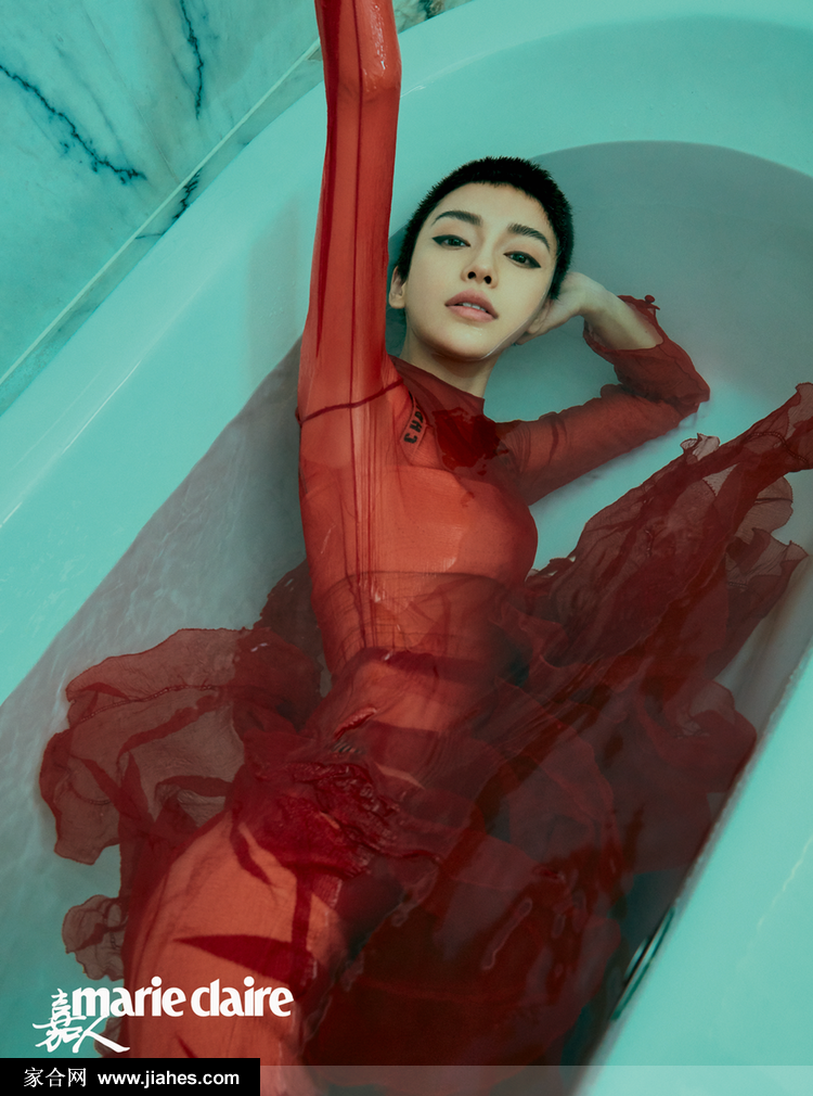 杨颖angelababy挑战圆寸头短发造型时尚摩登女郎范写真[2]