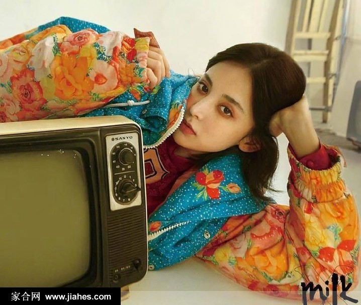 古力娜扎魅惑眼妆造型复古化身病态美人写真图片[6]