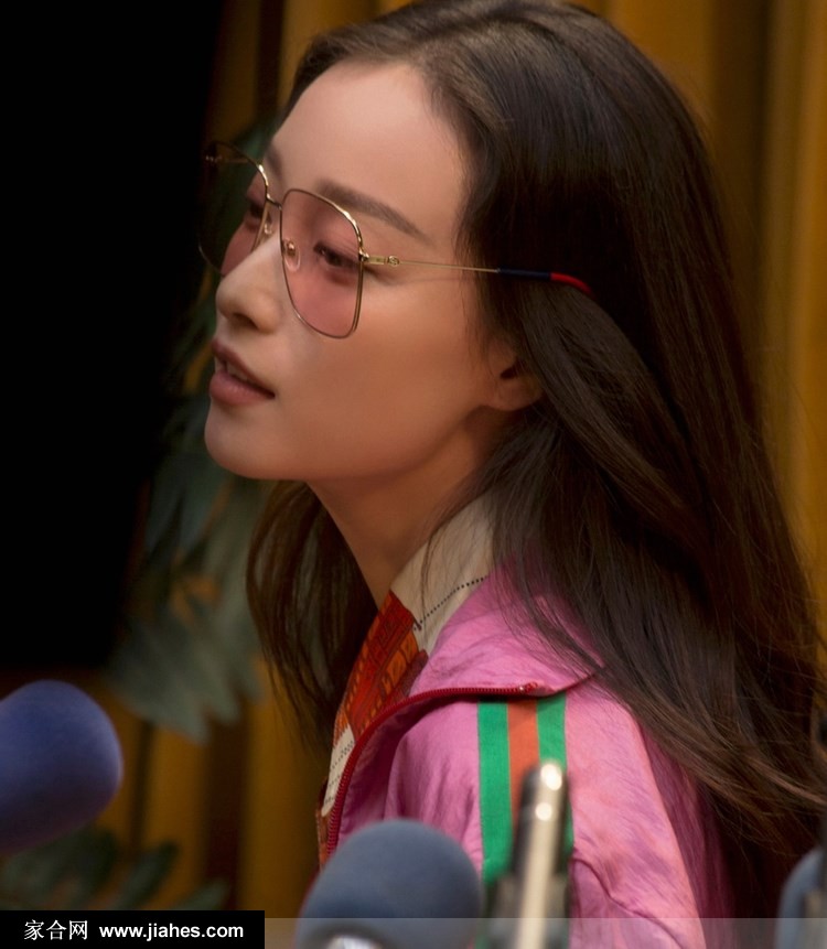 倪妮金丝边眼镜复古碎花裙化身摩登女郎写真图片[5]