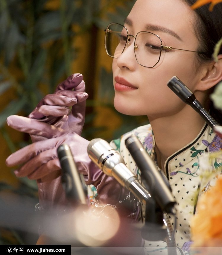 倪妮金丝边眼镜复古碎花裙化身摩登女郎写真图片[4]
