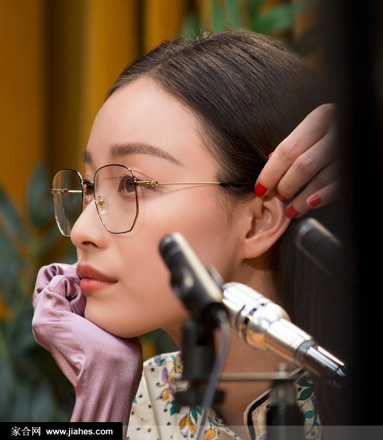 倪妮金丝边眼镜复古碎花裙化身摩登女郎写真图片[6]