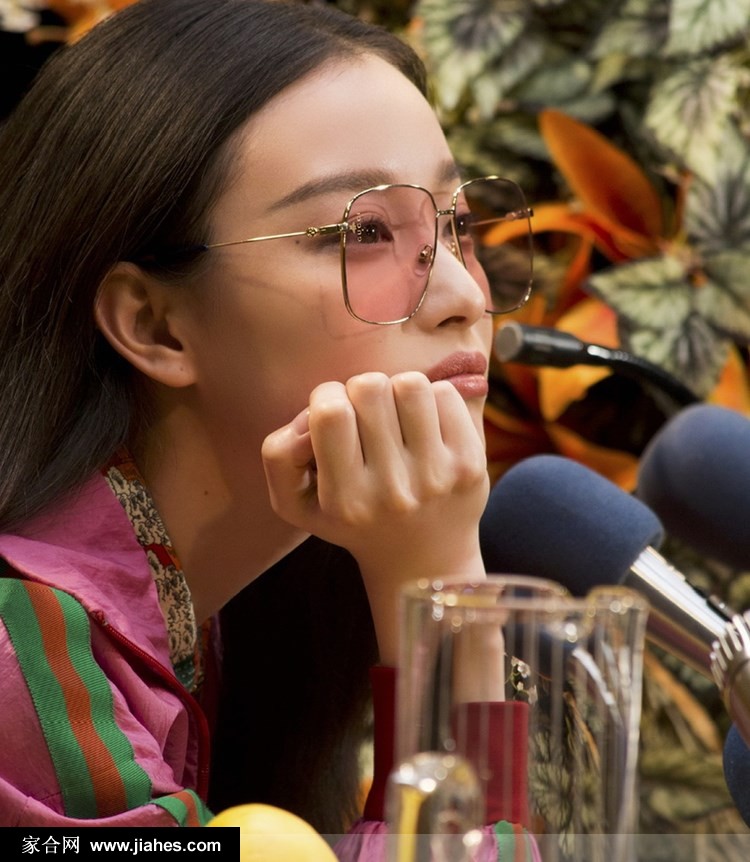 倪妮金丝边眼镜复古碎花裙化身摩登女郎写真图片[7]