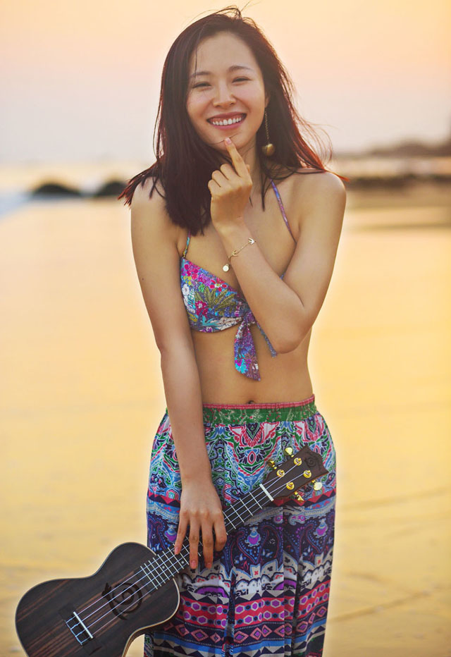 江一燕比基尼沙滩写真性感妩媚[4]