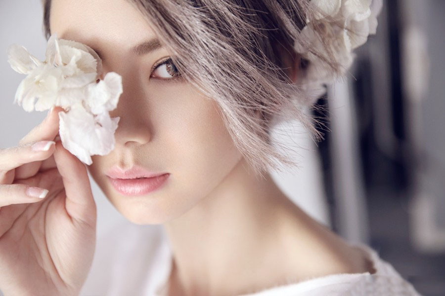 戚薇全新纯白写真曝光 化身冰雪女神美丽至极[2]