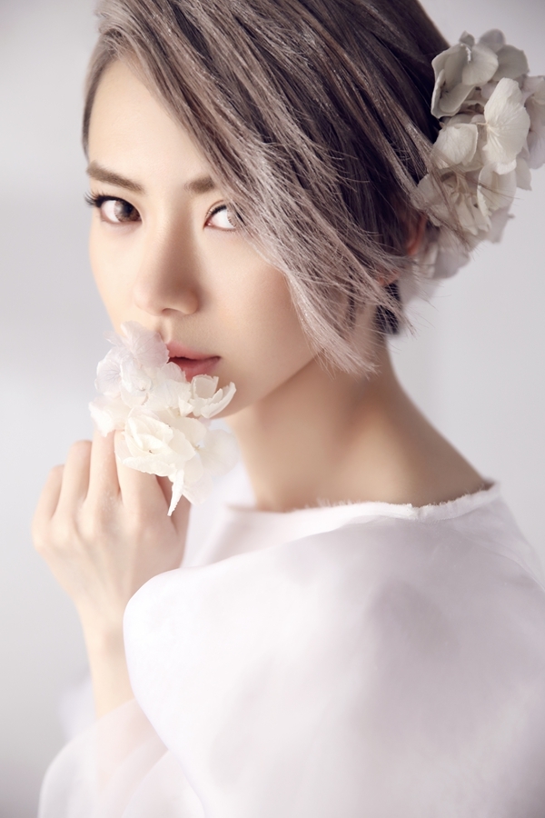 戚薇全新纯白写真曝光 化身冰雪女神美丽至极[3]