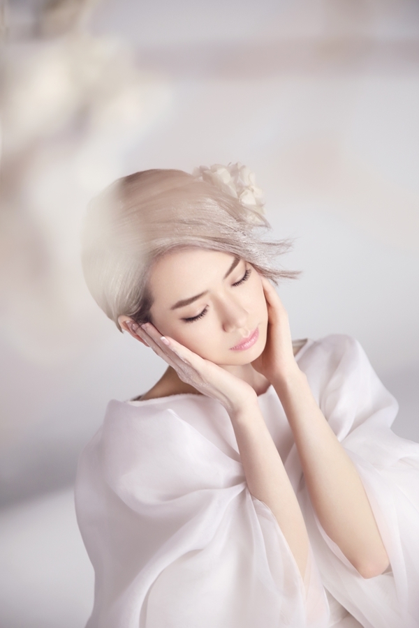 戚薇全新纯白写真曝光 化身冰雪女神美丽至极[4]