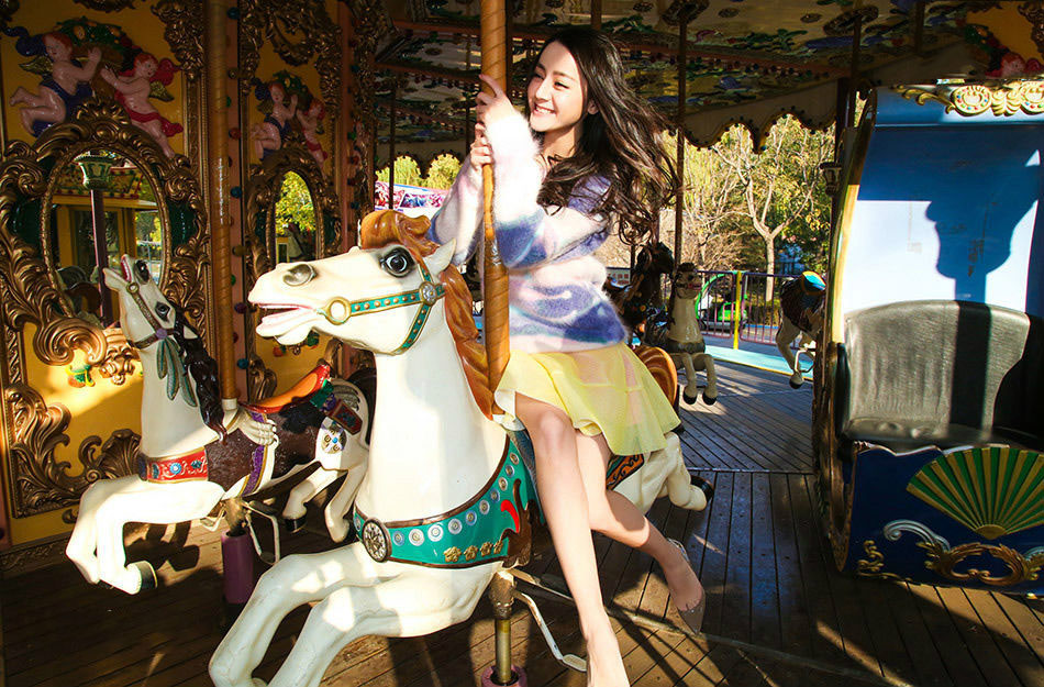迪丽热巴游乐场甜美写真[3]
