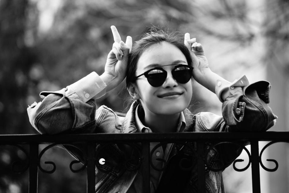 倪妮阳春三月拍写真 墨镜耍帅呆萌可爱迷死人[7]
