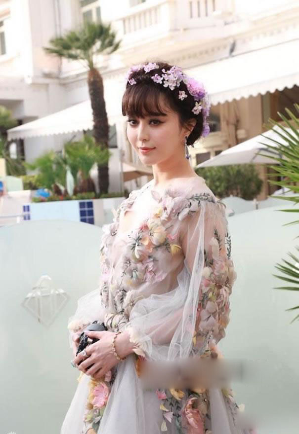 宛如花仙子的范冰冰薄纱深V亮相戛纳[2]