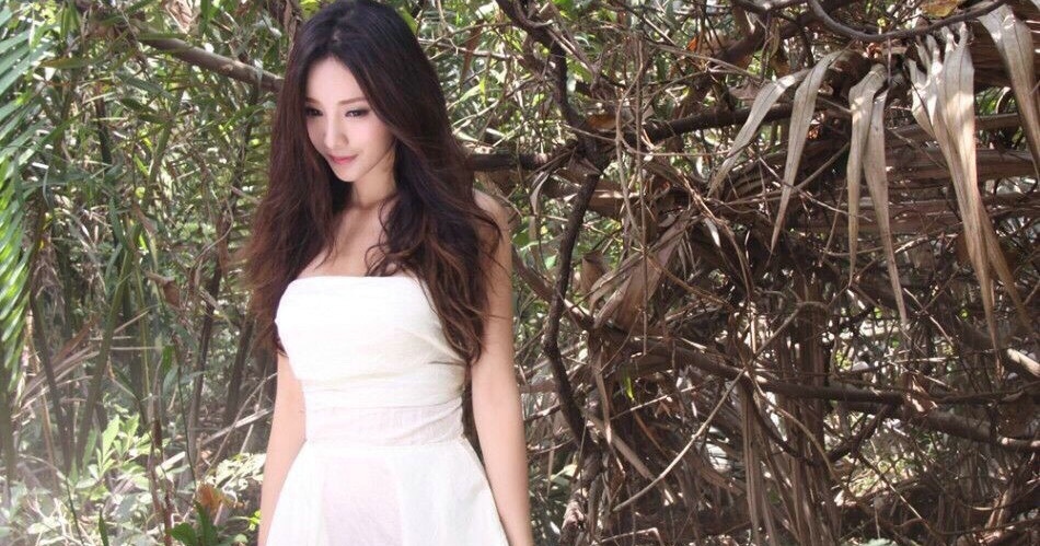 性感女星柳岩抹胸挡不住豪乳[4]