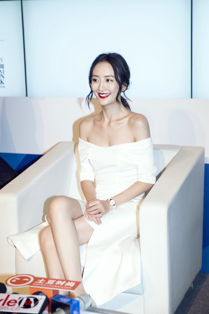 王鸥斗艳上海时装周 “轻礼服”性感干练[3]