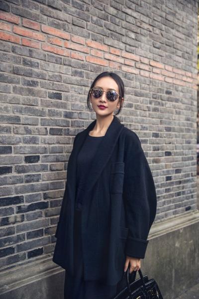 王鸥深秋街拍曝光