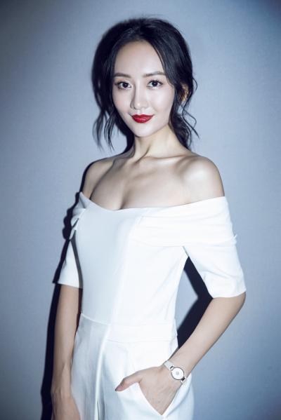 王鸥斗艳上海时装周 “轻礼服”性感干练