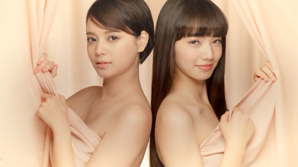 日本女星小松菜奈拍广告摸胸送吻展露性感[2]