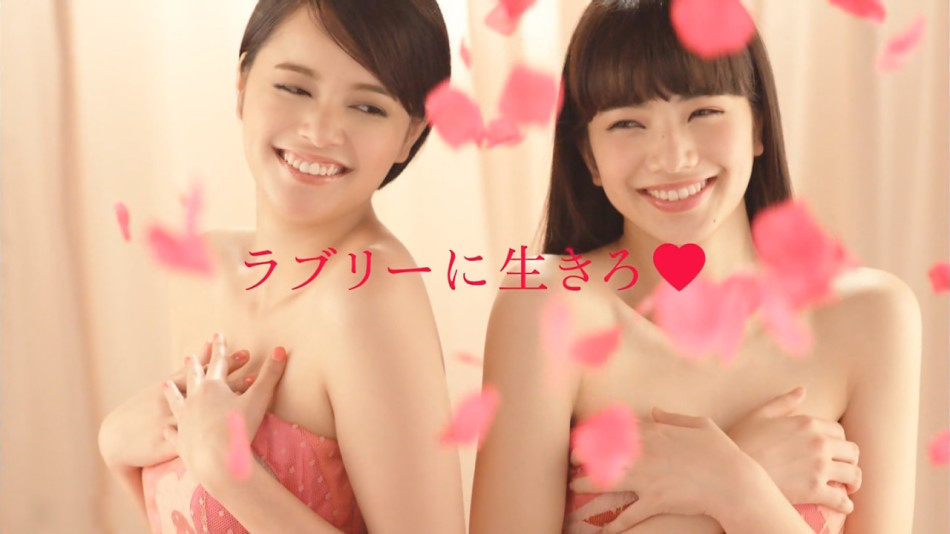 日本女星小松菜奈拍广告摸胸送吻展露性感[4]