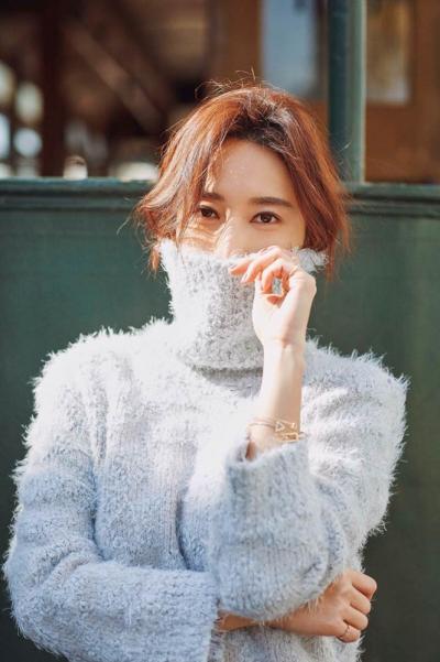 张俪长领毛衣动人心邃的美丽照片