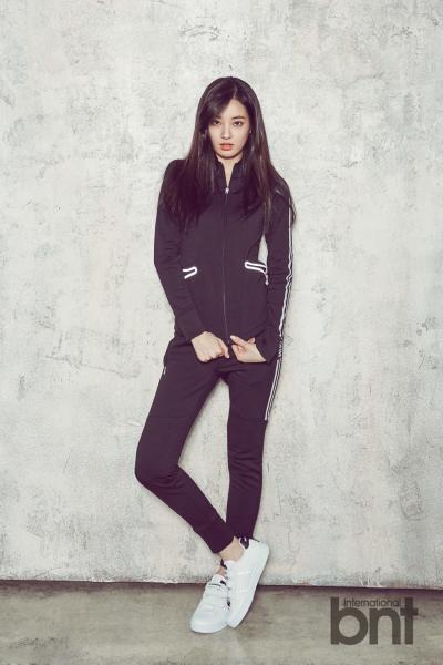 李珠妍运动装率性靓丽美照
