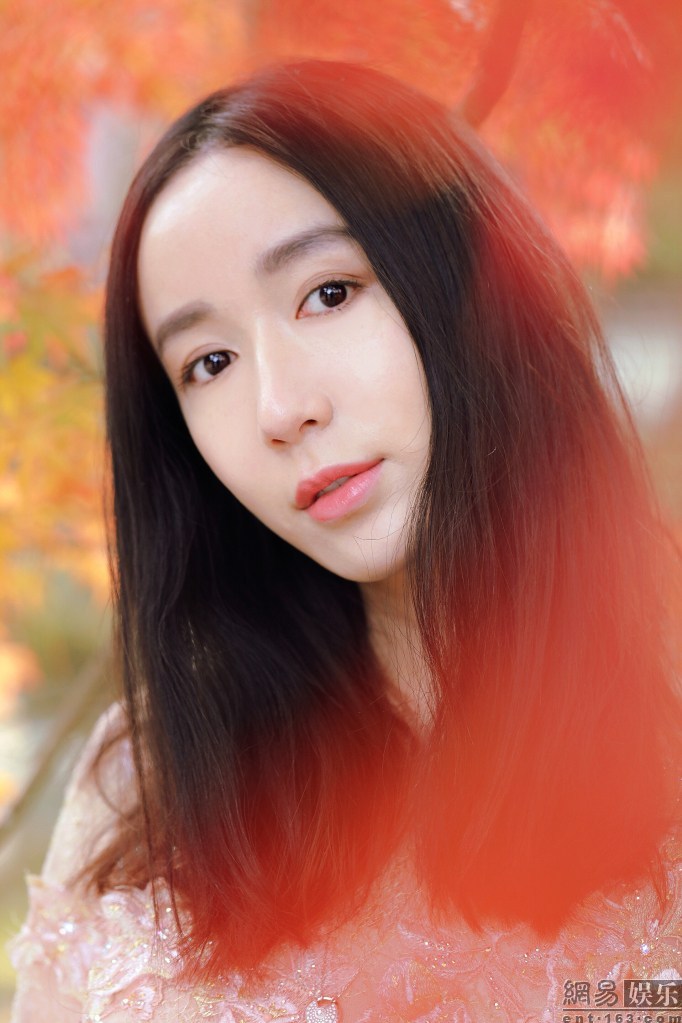 娄艺潇靓颜清秀红叶写真大片气质娴静[2]