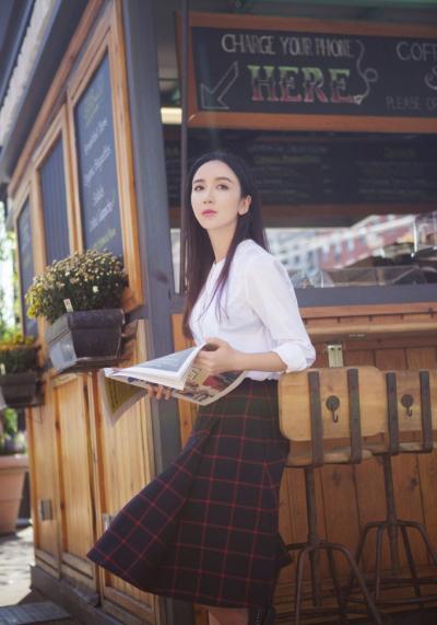 娄艺潇街头写真粉唇诱人文艺范儿气质出众