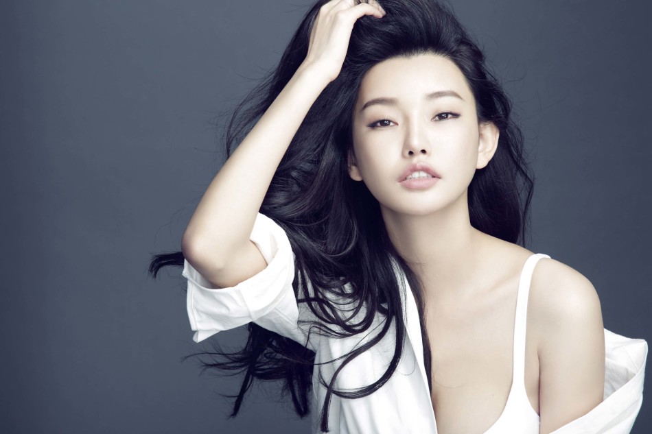 童菲小露香肩美艳动人写真[4]