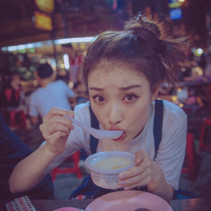 倪妮曼谷街头享受美食扎丸子头搞怪卖萌[5]