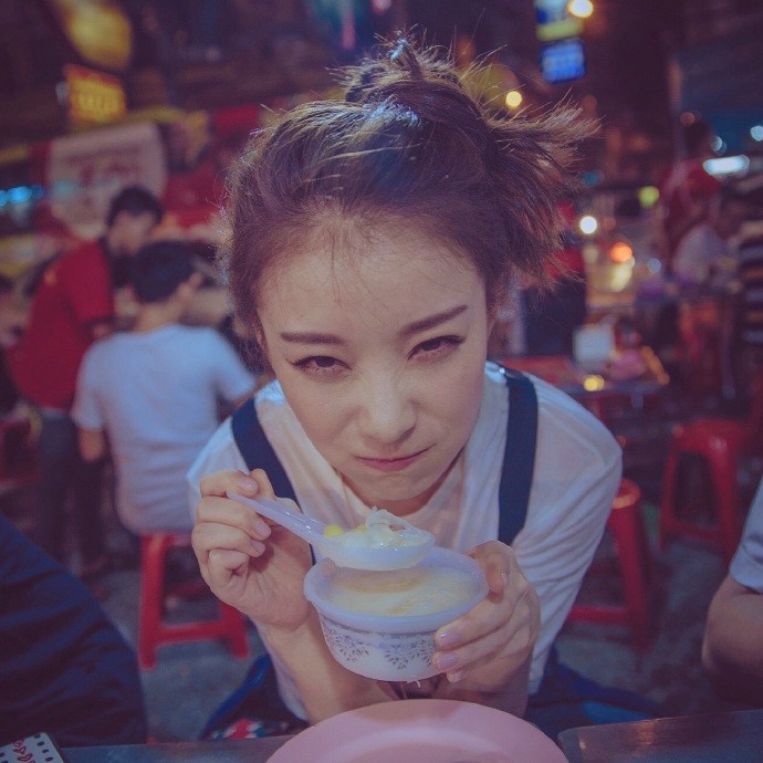 倪妮曼谷街头享受美食扎丸子头搞怪卖萌[6]