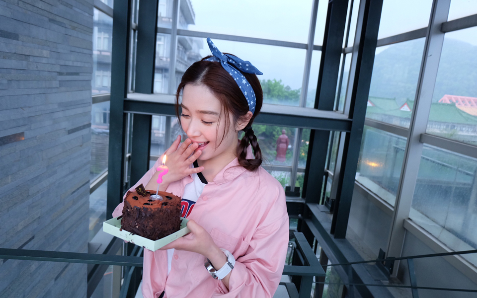 气质美女阚清子手捧蛋糕甜美图片[3]