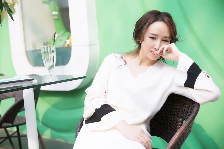 胡静尽享午后时光美腿抢镜唯美时尚[4]