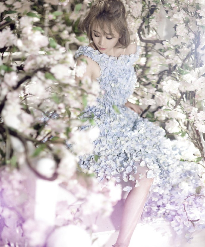 马丽戏称自己为“花姑娘”晒文艺写真[5]