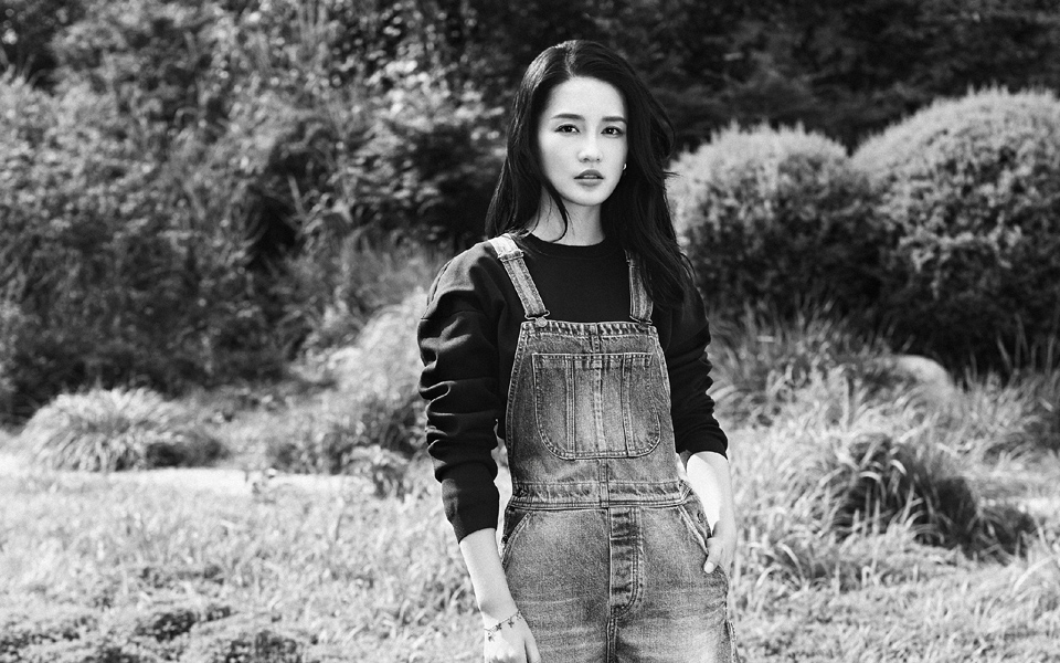 李沁黑白色调治愈系时尚写真[2]