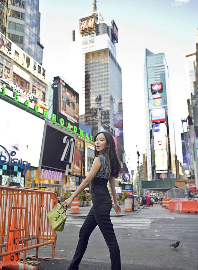 中国女演员娄艺潇尽显时尚干练魅力街拍照[2]