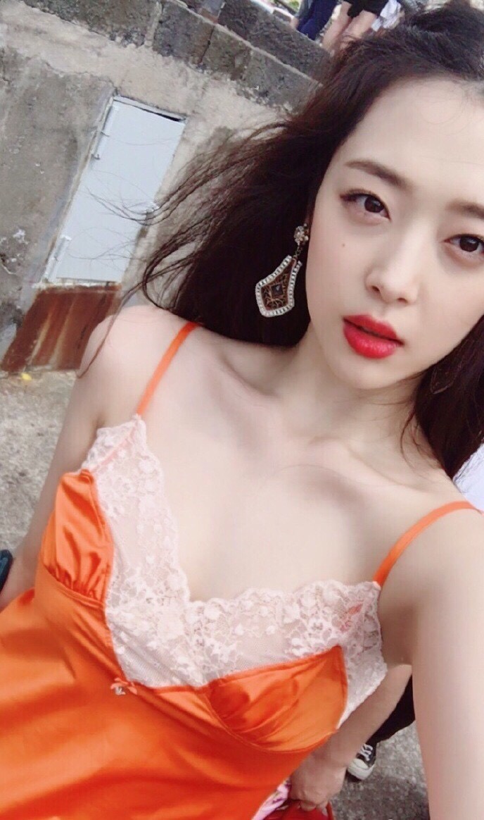 崔雪莉私照在女孩的小甜美和女人的小性感之间自由转换[4]