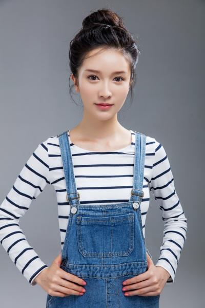 李艾瑾俏皮又性感最新写真