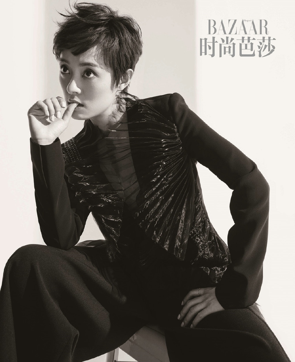 孙俪登上《时尚芭莎》六月刊下封面[8]