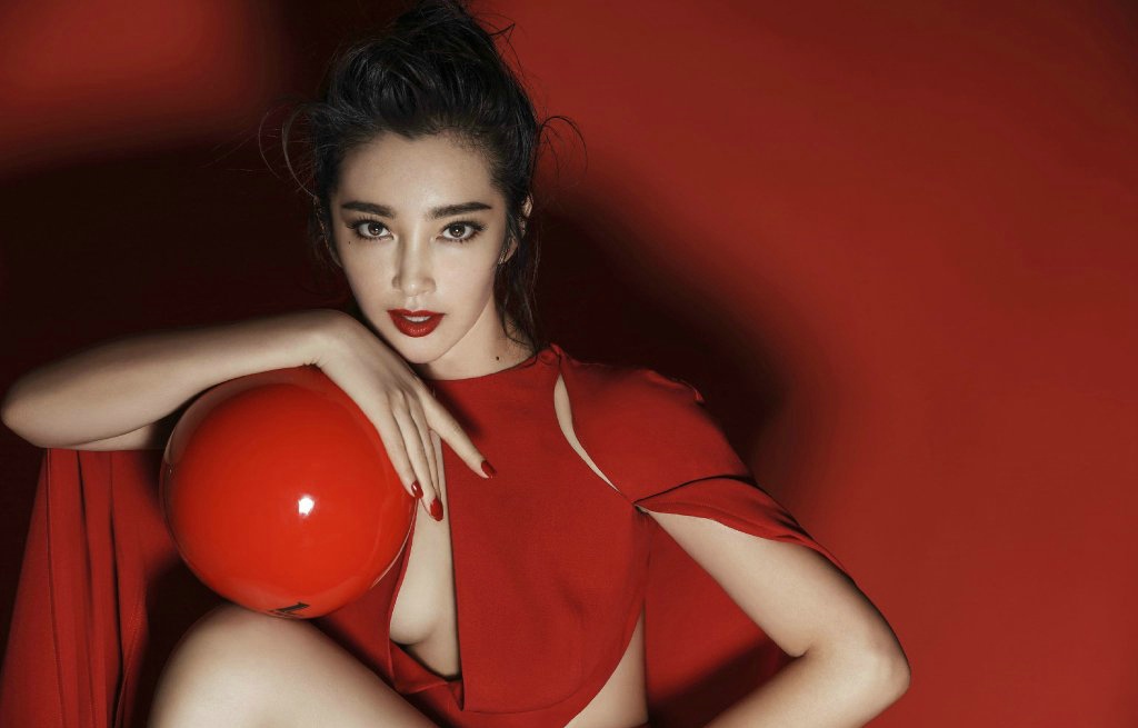 李冰冰登上《时尚COSMO》23周年刊封面体操造型致敬奥运[5]