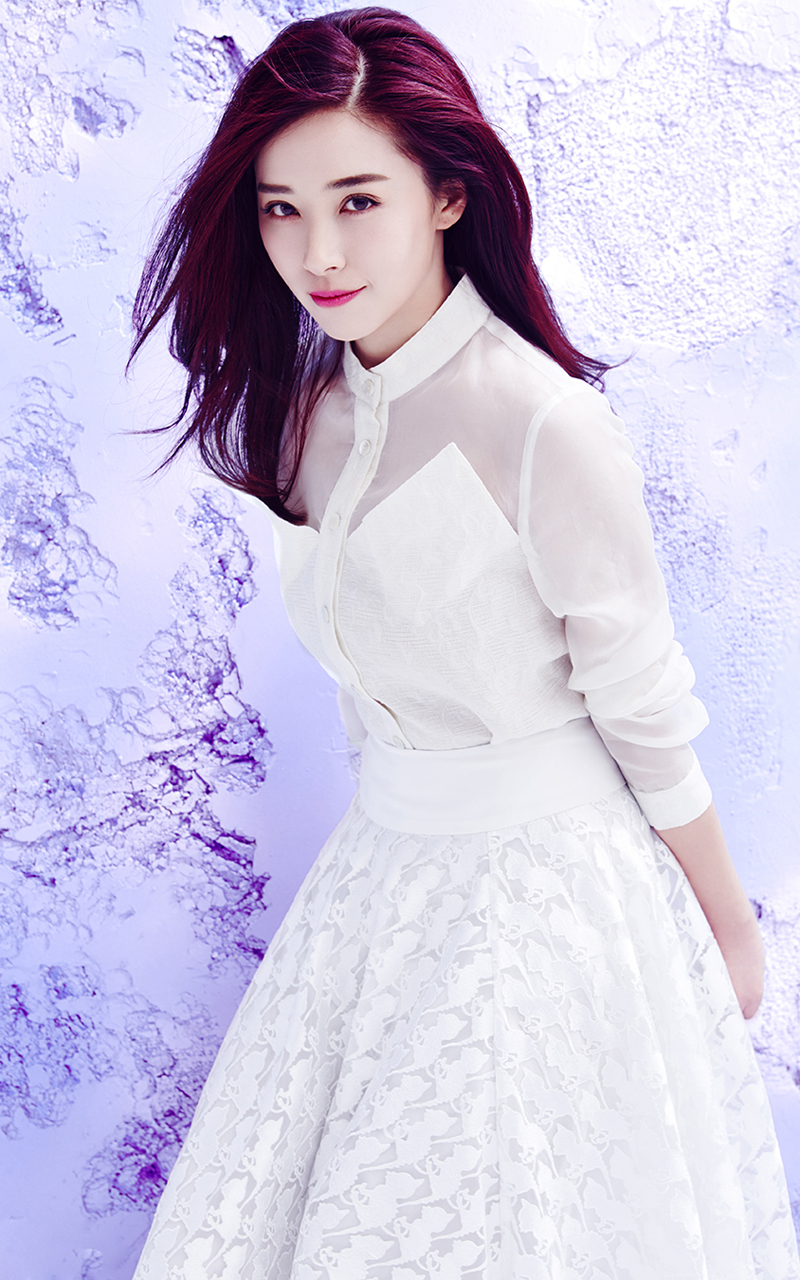 美女阚清子红发白裙清爽写真[2]