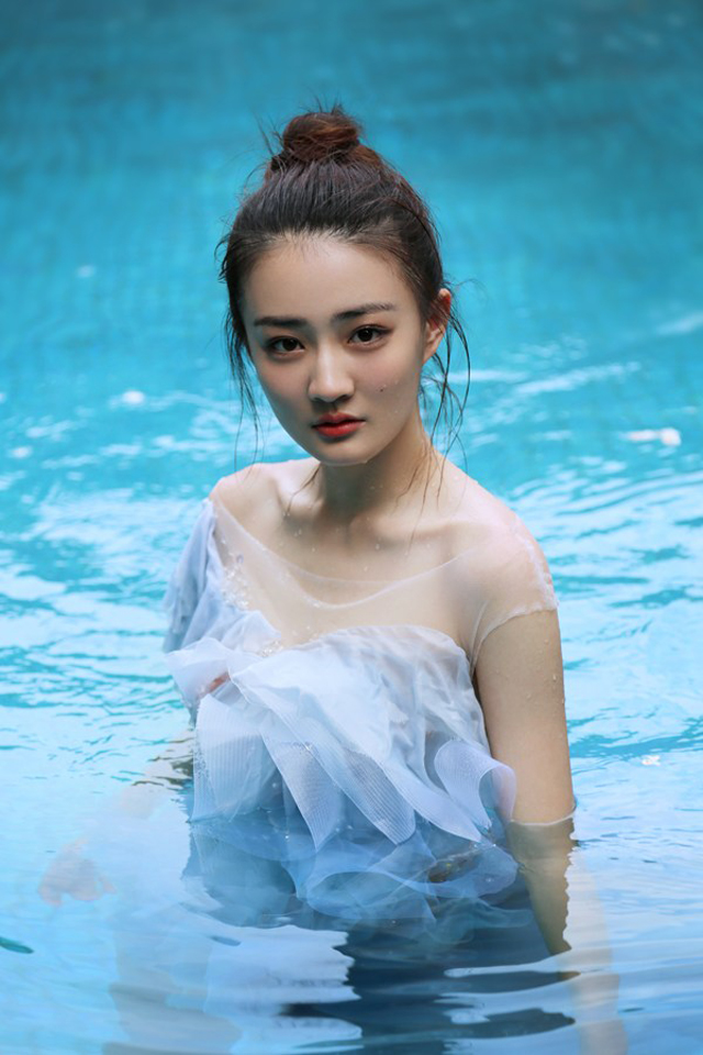 美女演员徐璐水中精灵唯美写真[6]