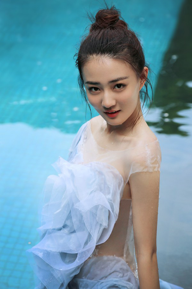 美女演员徐璐水中精灵唯美写真[7]