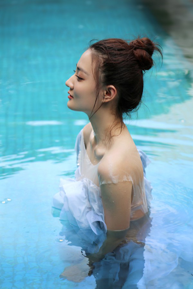 美女演员徐璐水中精灵唯美写真[8]