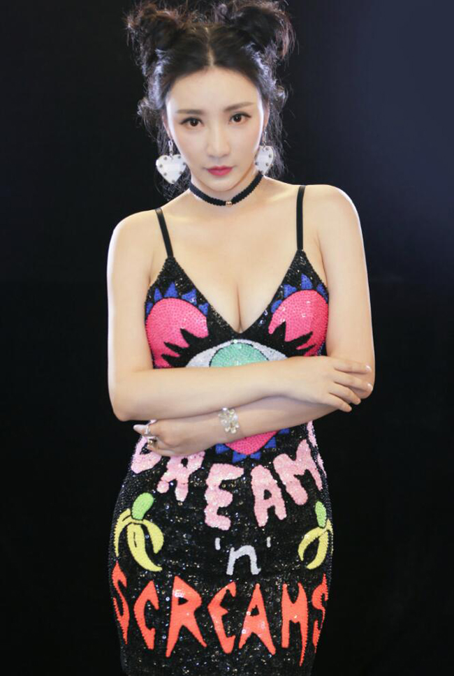 柳岩梳丸子头不仅性感还挺可爱[3]