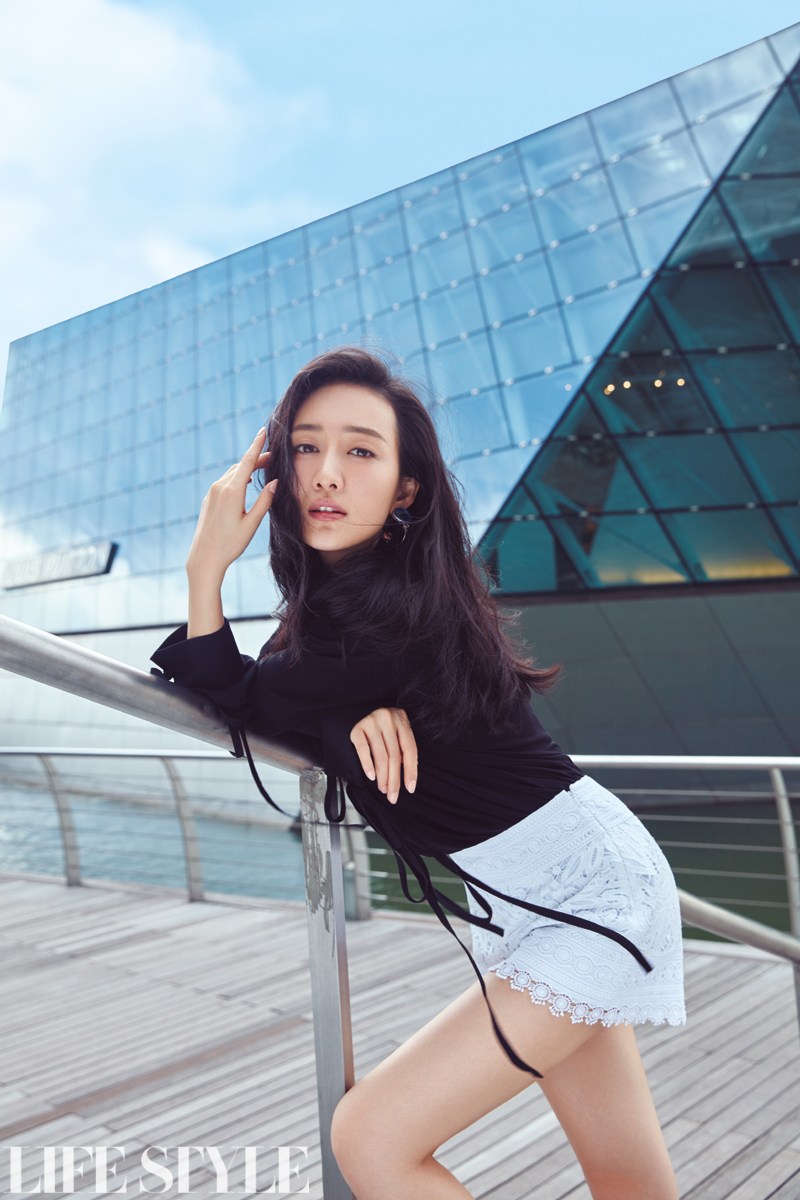 王鸥曝光异国休闲封面大片写真曝光[2]