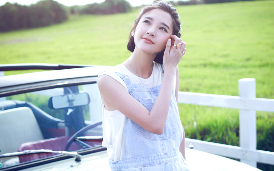 清纯女星唐艺昕清新可人室外写真[2]