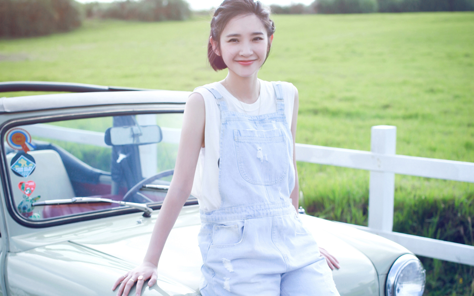 清纯女星唐艺昕清新可人室外写真[3]