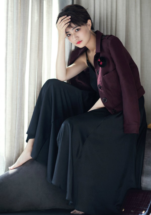 徐璐一改少女风黑色长裙变身优雅女人[2]