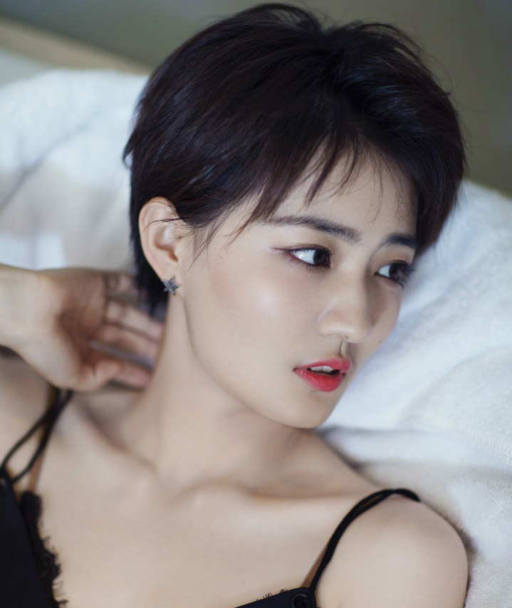 徐璐一改少女风黑色长裙变身优雅女人[4]